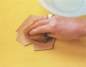 Con una esponja se humedece con agua la superficie del cuero, toda y de manera uniforme.  